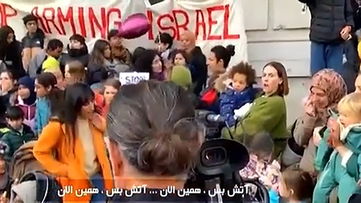 وداع جانسوز مادر فلسطینی با پیکر فرزند شهیدش + فیلم