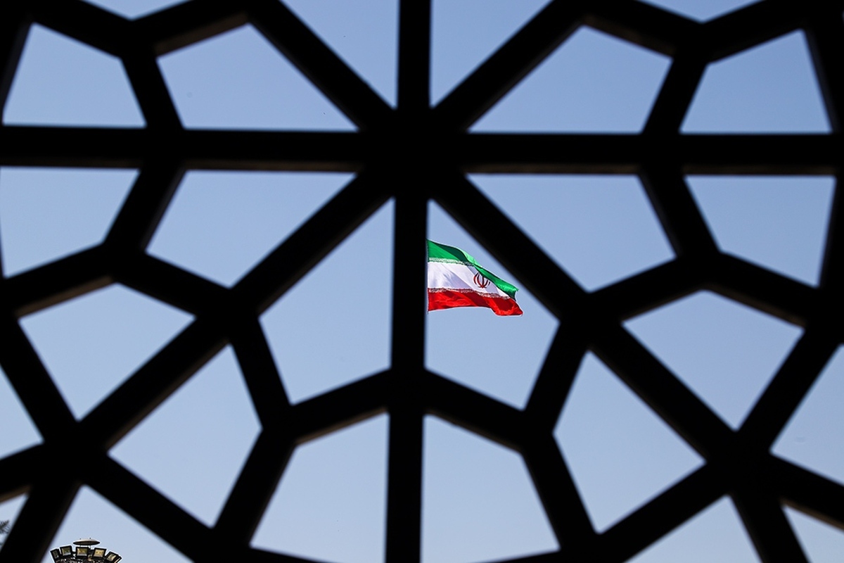 اهتزاز بزرگ‌ترین پرچم علوی کشور در منطقه عباس‌آباد تهران