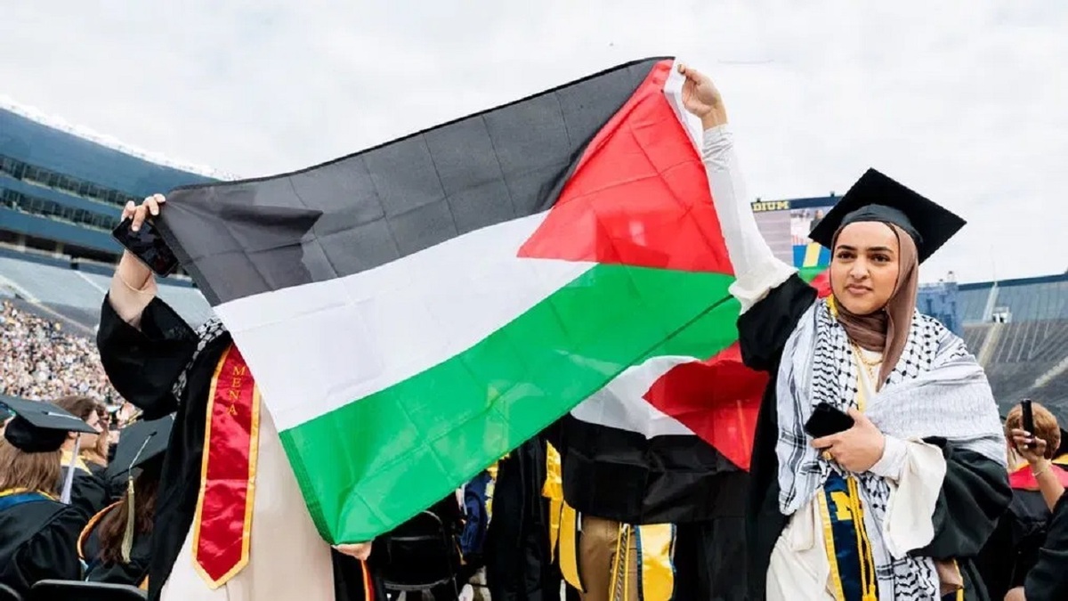 مانع شدن پلیس سعودی از عکس گرفتن خانمی با پرچم فلسطین در مقابل کعبه + فیلم