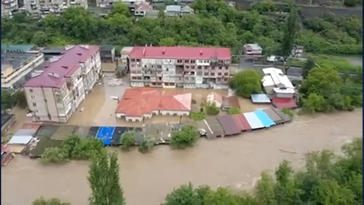 باران شدید خانه‌ها را در شمال فرانسه زیر آب برد + فیلم